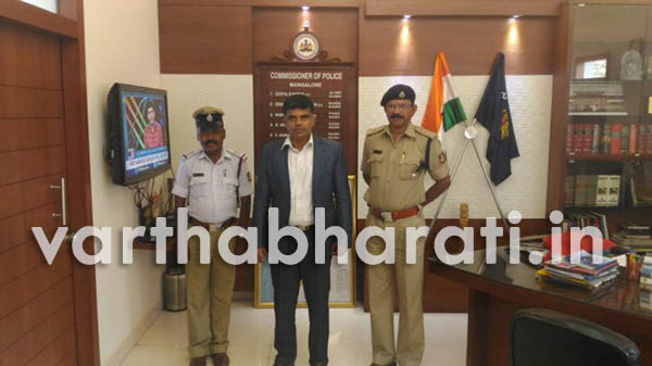 ದಾರಿ ಮಧ್ಯೆ ಮಹಿಳೆಯನ್ನು ಬಸ್‌ನಿಂದ ಇಳಿಸಿದ ಕಂಡಕ್ಟರ್: ಮಹಿಳೆಗೆ ಸ್ಪಂದಿಸಿದ ಪೊಲೀಸ್‌ಗೆ ಕಮಿಷನರ್‌ರಿಂದ ಬಹುಮಾನ